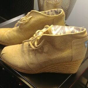 Tom,s lace up wedge ankle  boots sz.9w